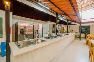cocina con encimera y fogones en Hotel Ocotal Bed & Breakfast, en Ocotal