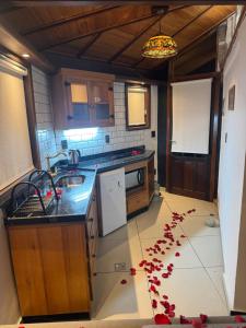 a kitchen with red petals on the floor at Minas Em Marambaia in Rio de Janeiro