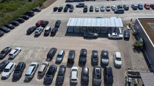Luftaufnahme eines Parkplatzes mit geparkten Autos in der Unterkunft BUSINESS-MOTEL & XL-Parking, 24h-Checkin in Heimsheim