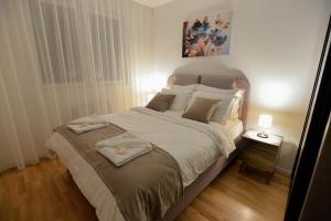 Postel nebo postele na pokoji v ubytování Amazon Royale Apartment