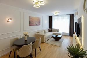 TV a/nebo společenská místnost v ubytování Amazon Royale Apartment