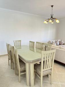 Χώρος καθιστικού στο Vibزيارة لا تنسي فيلا مارينا 5 العلمين 6 غرف اطلاله على البحر