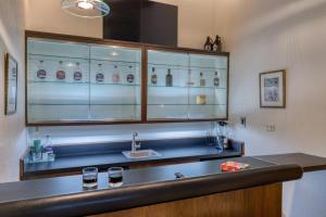 Kuchyň nebo kuchyňský kout v ubytování Amber Escape by AvantStay 3 Unique Spaces Pool