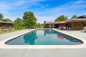 Bazén v ubytování Amber Escape by AvantStay 3 Unique Spaces Pool nebo v jeho okolí