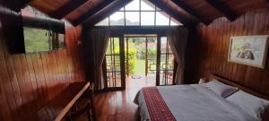 Giường trong phòng chung tại Chontaqui Eco-Lodge +85 ảnh