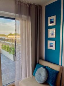 ParaSOL - Baltic Relax - Pool, Jacuzzi, Sauna في جيفنوف: غرفة نوم مع نافذة مطلة على الشاطئ +57 صورة