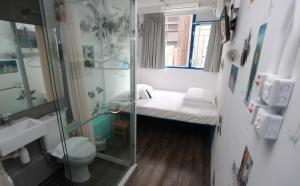 un piccolo bagno con un water e un lavandino di Hop Inn a Hong Kong Altre 37 foto
