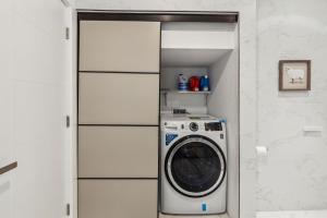 Una lavadora y secadora en una habitación blanca en 24 Stay Rittenhouse, en Filadelfia