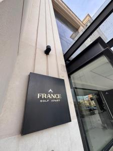 a sign for a france soul agency on the side of a building at France Golf Apart - Flat Deluxe con estacionamiento privado, pileta y gimnasio in Río Cuarto