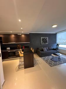 a living room with a couch and a table at France Golf Apart - Flat Deluxe con estacionamiento privado, pileta y gimnasio in Río Cuarto