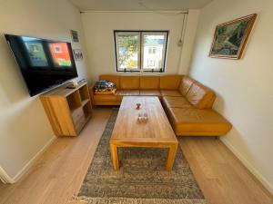 Μια τηλεόραση ή/και κέντρο ψυχαγωγίας στο Central Modern 2 floor apartment