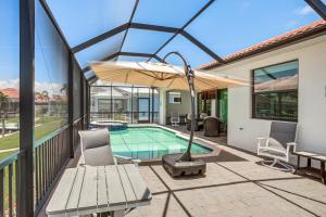 Πισίνα στο ή κοντά στο Lanai and Pool Sunset-View Hideaway in Punta Gorda