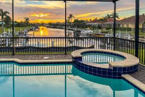 Πισίνα στο ή κοντά στο Lanai and Pool Sunset-View Hideaway in Punta Gorda