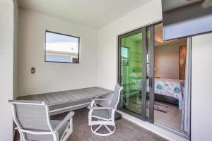 Χώρος καθιστικού στο Lanai and Pool Sunset-View Hideaway in Punta Gorda