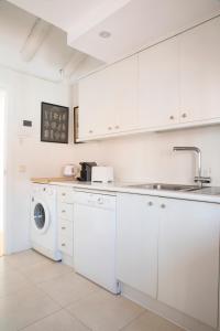 A kitchen or kitchenette at ÁTICO CENTRO HISTÓRICO MADRID Még 27 kép