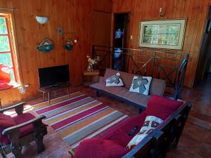 TV a/nebo společenská místnost v ubytování Refugio Natural Pucón