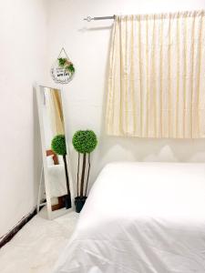 Una cama o camas en una habitación de Peaceful 1BR APT in Maculusso