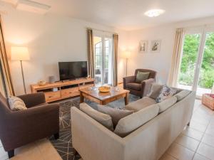 a living room with a couch and a tv at Les petits Burons in Aups