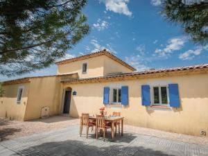 a table and chairs in front of a house at Les petits Burons in Aups