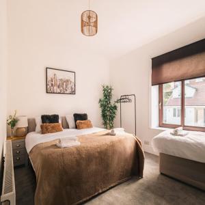 une chambre avec deux lits et une fenêtre dans l'établissement Stunning 6Bed Cottage in the Hills- Free Parking, à Ramsbottom