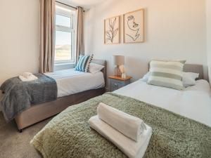 deux lits dans une chambre avec une fenêtre dans l'établissement Stunning 6Bed Cottage in the Hills- Free Parking, à Ramsbottom