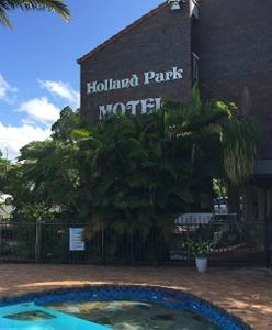 einen Hotelgarten mit einem Pool vor einem Gebäude in der Unterkunft Holland Park Motel in Brisbane