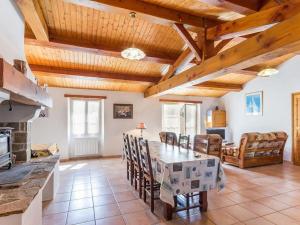 Una sala de estar con una mesa y una cocina. en Gîte au Calme avec Jardin, Proche Plages, 2 Chambres, Vélos et Randonnées à Machecoul - FR-1-306-805, en Machecoul 4 fotos más