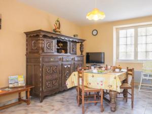 TV a/nebo společenská místnost v ubytování Gîte au calme avec terrasse, barbecues, wifi, à 20 min de Nantes et la mer, animaux acceptés - FR-1-306-830