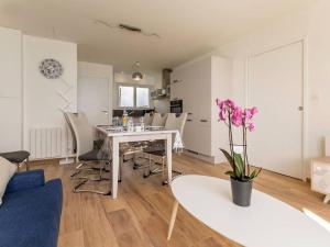 ein Wohnzimmer mit Tisch und Stühlen in der Unterkunft Appartement face à la plage avec loggia, cour, wifi et barbecue - Piriac-sur-Mer - FR-1-306-844 in Piriac-sur-Mer