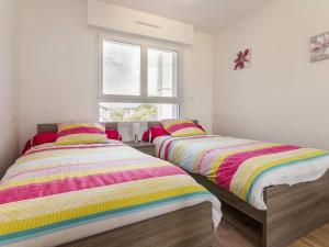 zwei nebeneinander stehende Betten in einem Schlafzimmer in der Unterkunft Appartement face à la plage avec loggia, cour, wifi et barbecue - Piriac-sur-Mer - FR-1-306-844 in Piriac-sur-Mer