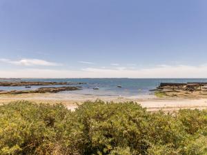 einen Strand mit ein paar Booten im Wasser in der Unterkunft Appartement face à la plage avec loggia, cour, wifi et barbecue - Piriac-sur-Mer - FR-1-306-844 in Piriac-sur-Mer + 4 Fotos
