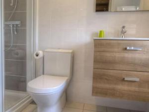 Koupelna v ubytování Gîte à proximité de la Loire avec Wi-Fi et équipement bébé - FR-1-306-814