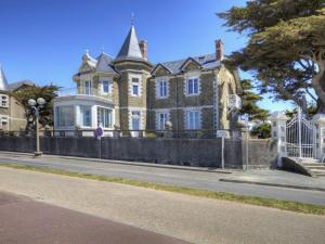 Το κτήριο όπου στεγάζεται  η παραθεριστική κατοικία +3 φωτογραφίες