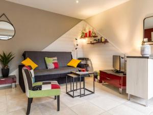 a living room with a couch and a tv at Gîte rénové avec terrasse et jardin à Clisson, proche gare, commerces, restaurants et vignoble nantais - FR-1-306-900 in Clisson