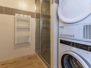 eine Waschküche mit Waschmaschine und Trockner in der Unterkunft Appartements en bord de mer avec Wifi et animal accepté à Piriac-sur-Mer - FR-1-306-943 in Piriac-sur-Mer