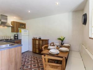 Η κουζίνα ή μικρή κουζίνα στο Gîte familial rénové avec jardin, activités extérieures et recharge électrique à Mesquer - FR-1-306-843