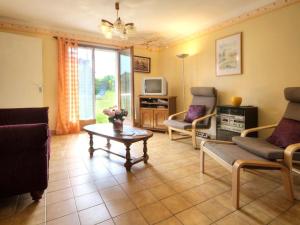 a living room with a couch and a coffee table at Gîte indépendant avec jardin clos, au calme, près de La Baule et Nantes - FR-1-306-882 in La Chapelle-Launay