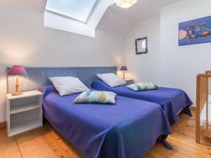 - 2 lits dans une chambre avec des draps bleus dans l'établissement Charmante longère 3 chambres avec jardin clos, proche de Nantes, idéale pour familles et détente - FR-1-306-896, à Moisdon-la-Rivière