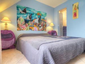 a bedroom with a bed and a painting on the wall at Appartement familial avec parking, balcon vue mer, proche plages - FR-1-306-959 in La Turballe