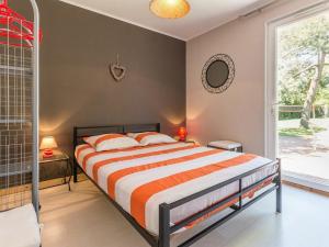 une chambre avec un lit et une grande fenêtre dans l'établissement Maison calme de campagne avec jardin clos, jeux pour enfants et vélos à proximité de Châteaubriant - FR-1-306-902, à Moisdon-la-Rivière