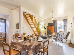 Posezení v ubytování Gîte typique au cœur de Monnières, proche Sèvre, jardin privatif, Wifi, idéal pour pêche et rando - FR-1-306-985