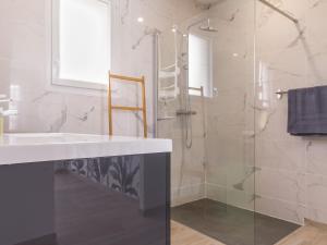 a bathroom with a sink and a shower at Gîte moderne avec confort, près de la mer, jardin clos, garage, WiFi, et équipements bébé - FR-1-306-1173 in Arthon-en-Retz