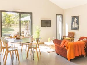 ein Wohnzimmer mit Sofa und Tisch in der Unterkunft Spacieux écogîte en pierre avec jardin clos, proche de l'océan et des plages, tout confort - FR-1-306-1032 in Saint-Brevin-les-Pins