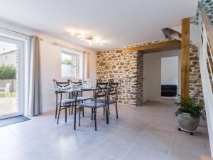 una sala da pranzo con tavolo e sedie di "Charmante Écurie Rénovée, Proche Plages & Centre Ville, Jardin Privatif, Animaux Acceptés" - FR-1-306-1216 a Donges Altre 9 foto