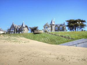 ein großes Haus auf einem Hügel am Strand in der Unterkunft Charmant gîte face mer avec balcon privé, proche Pornic, tout confort assuré - FR-1-306-1025 in Saint-Michel-Chef-Chef