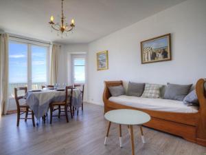 Χώρος καθιστικού στο Gîte à Tharon: 2 chambres, terrasse, parking, proche mer - FR-1-306-1026