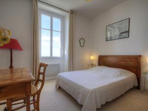 ein Schlafzimmer mit Bett, Schreibtisch und Fenster in der Unterkunft Charmant gîte face mer avec balcon privé, proche Pornic, tout confort assuré - FR-1-306-1025 in Saint-Michel-Chef-Chef