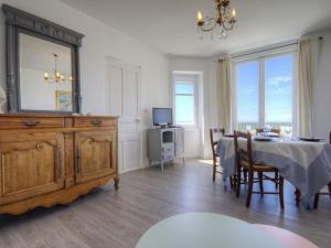 Μια τηλεόραση ή/και κέντρο ψυχαγωγίας στο Gîte à Tharon: 2 chambres, terrasse, parking, proche mer - FR-1-306-1026