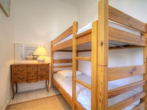 Ένα ή περισσότερα κρεβάτια σε δωμάτιο στο Gîte à Tharon: 2 chambres, terrasse, parking, proche mer - FR-1-306-1026