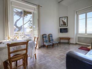 ein Esszimmer mit Tisch und Stühlen und einem Fenster in der Unterkunft Charmant gîte face mer avec balcon privé, proche Pornic, tout confort assuré - FR-1-306-1025 in Saint-Michel-Chef-Chef